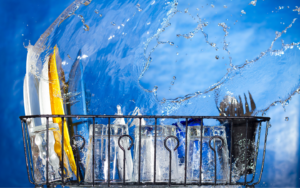 Ključna vloga pomivalnih strojev v profesionalnih kuhinjah