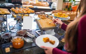 Katera je nepogrešljiva gostinska oprema za samopostrežno hotelsko restavracijo?