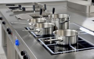 Kakšne materiale izbrati za opremo v profesionalni kuhinji?