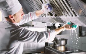 Nasveti vrhunskih kuharskih šefov, kako ohranjati čistočo in sijaj v profesionalni kuhinji