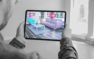 Od QR kod do AR vsebin: Kako povezati offline in online uporabniško izkušnjo