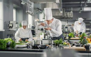 Vodič za nakup gostinske opreme: kaj potrebuje vsaka moderna profesionalna kuhinja?