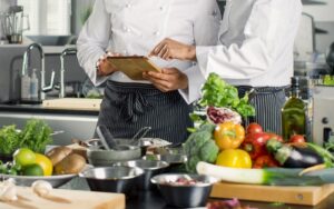 Preverjena strategija varčevanja s stroški v profesionalni kuhinji