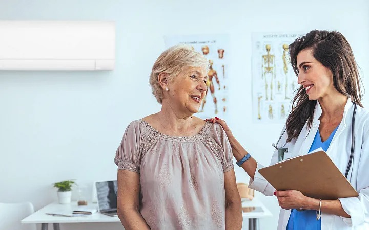 Klimatska naprava v bolnišničnem prostoru za preprečevanje okužb